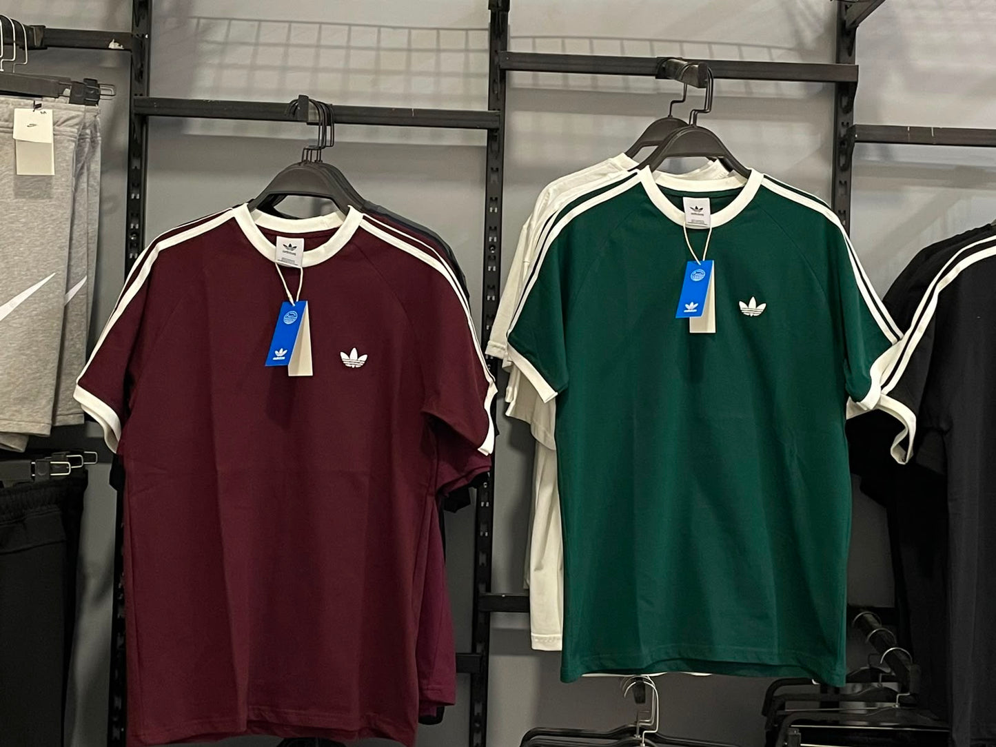 T-Shirt adidas Regular Fit – burgundy