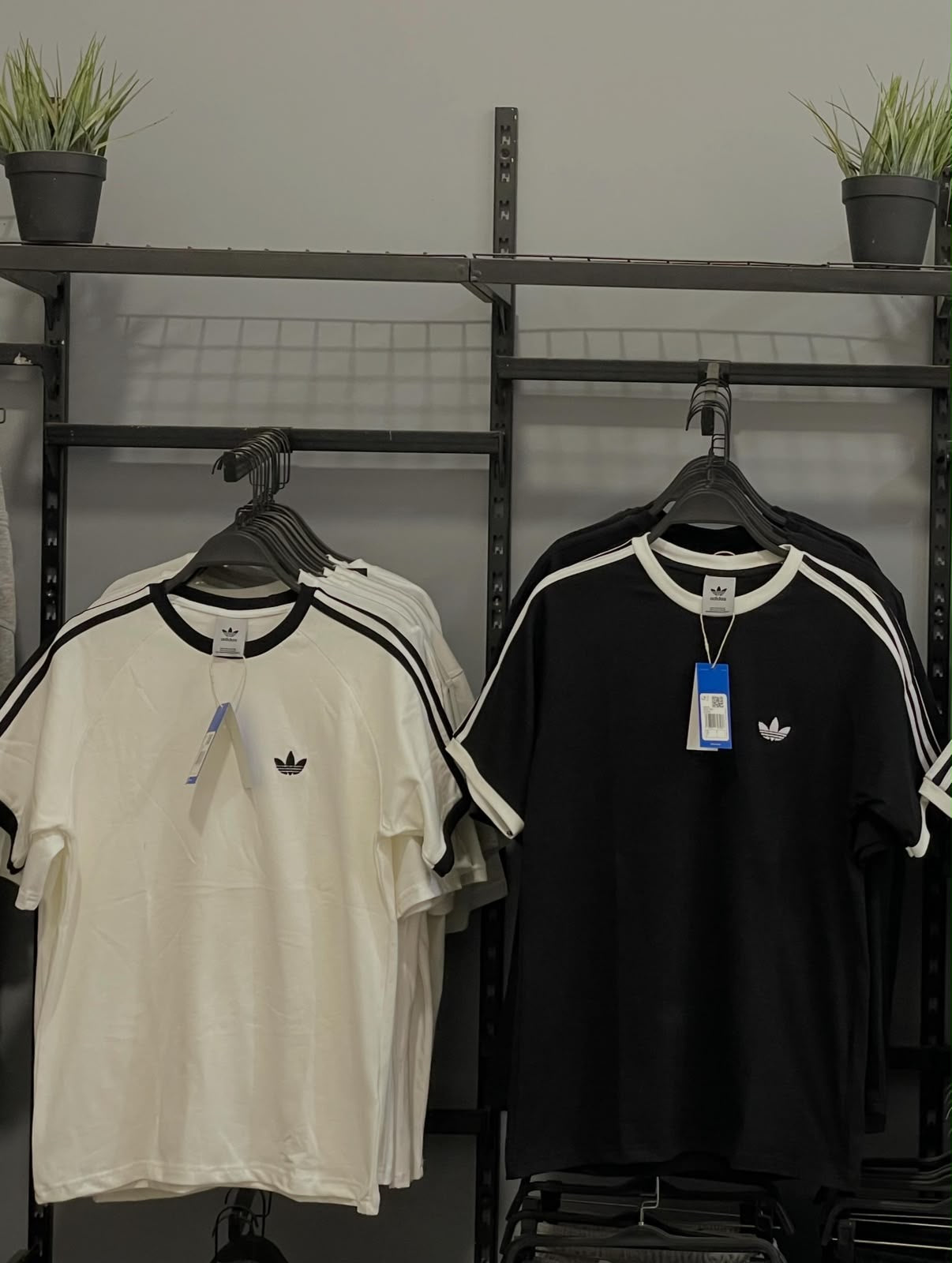 T-Shirt adidas Regular Fit – white