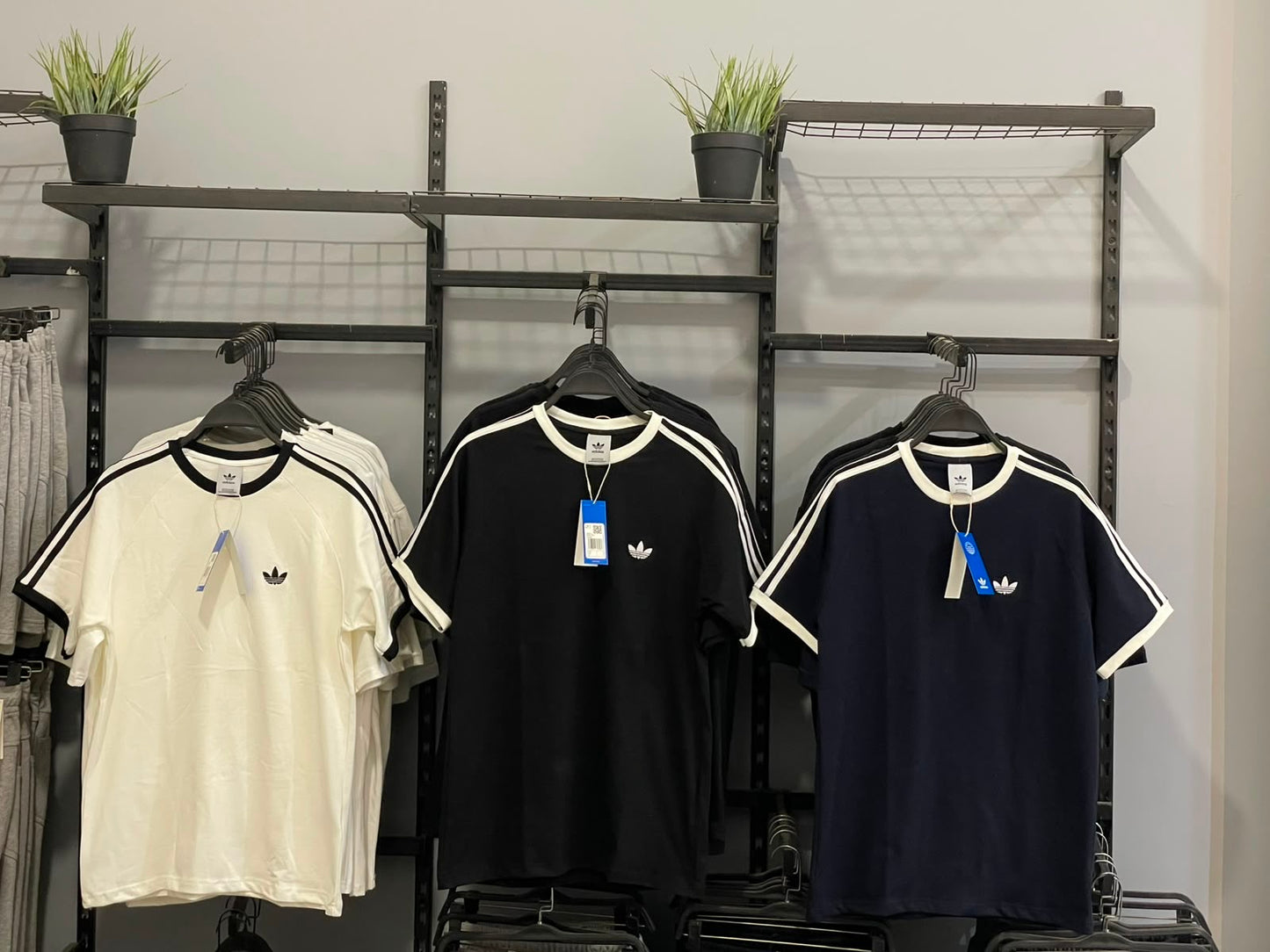 T-Shirt adidas Regular Fit – white